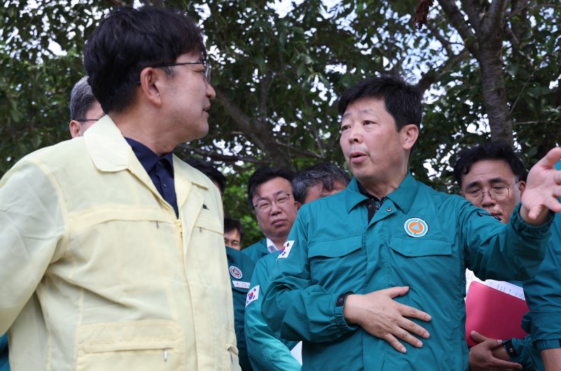 박정주 충남부지사(오른쪽)가 김광용 행정안전부 재난안전관리본부장에게 도내 수해 상황을 설명하고 있다.(충남도 제공. 재판매 및 DB금지)/뉴스1