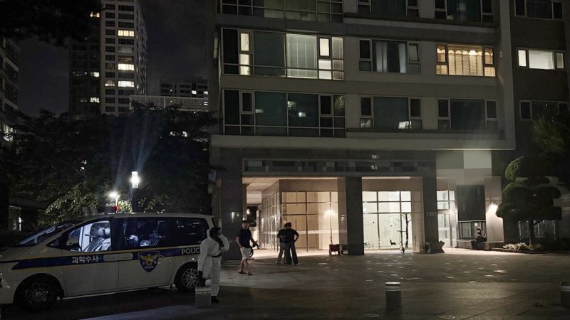 21일 총기사고가 발생한 인천 송도국제도시 아파트 단지에 경찰 수사관들이 출동해 수습작업을 하고있다.2025.7.21/뉴스1 ⓒ News1 박소영 기자 /사진=뉴스1