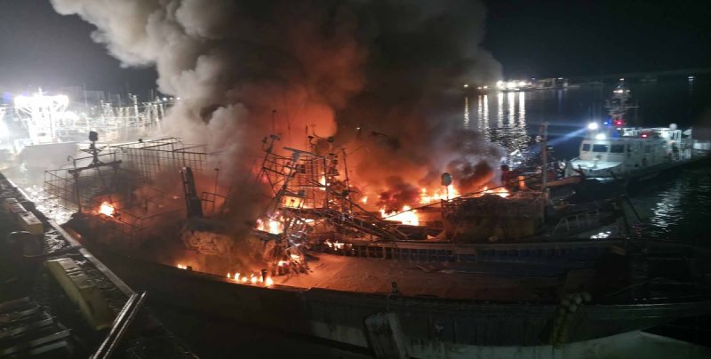 태안 신진항 정박 어선서 큰불 (출처=연합뉴스)