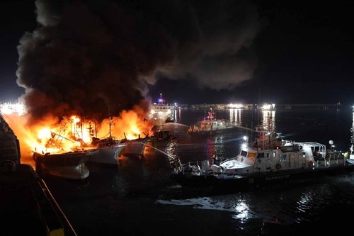 태안 신진항 정박 어선서 큰불 (출처=연합뉴스)