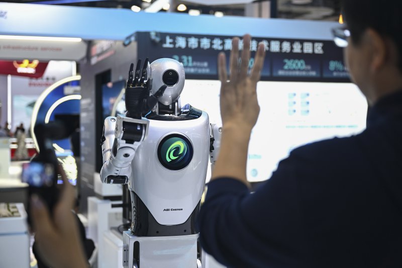 [상하이=신화/뉴시스] 지난 26일 중국 상하이에서 열린 국제 인공지능(AI) 콘퍼런스 및 글로벌 AI 거버넌스 고위급 회의 전시장에서 방문객이 휴머노이드 로봇과 상호작용하고 있다. 2025.07.27.