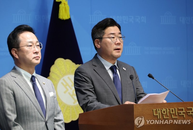 윤석열 체포 저지 의원 제명 결의안 발의 계획 밝히는 박찬대 의원 (출처=연합뉴스)