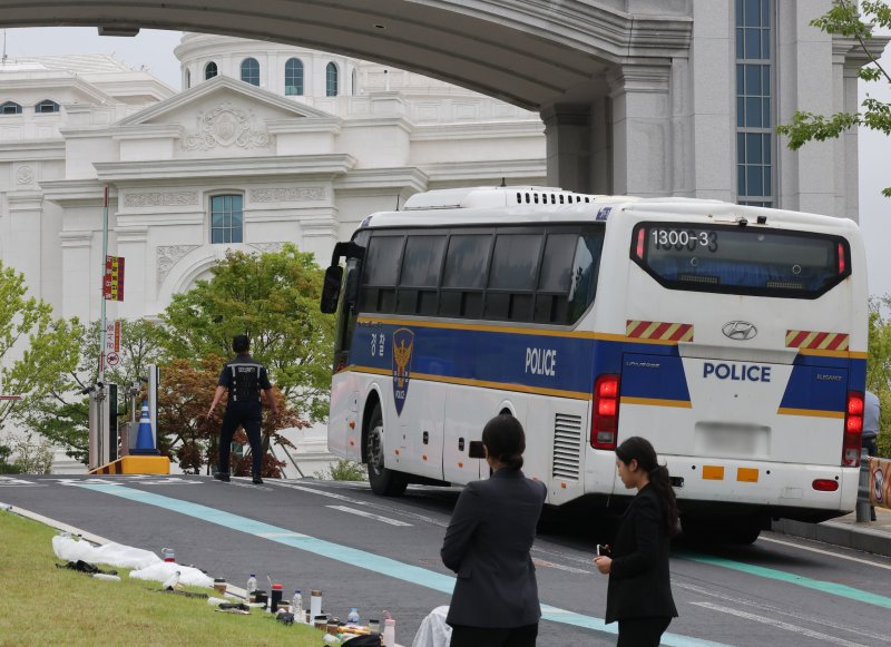 [가평=뉴시스] 배훈식 기자 = 김건희 여사 의혹을 수사하는 민중기 특별검사팀이 통일교 압수수색에 들어간 18일 오후 경기 가평군 천원궁으로 경찰 버스가 들어가고 있다. 2025.07.18. dahora83@newsis.com