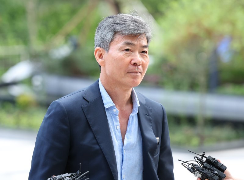 [서울=뉴시스] 최진석 기자 = 이종호 전 블랙펄인베스트 대표가 23일 서울 종로구 김건희 특검팀(특별검사 민중기)으로 소환 조사에 출석하고 있다. 2025.07.23. myjs@newsis.com