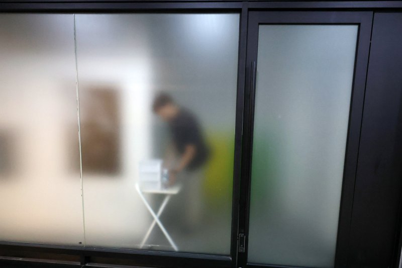 [서울=뉴시스] 조성우 기자 = 김건희 여사의 각종 의혹을 수사 중인 특별검사팀이 윤석열 전 대통령 부부의 자택과 코바나컨텐츠 사무실에 대해 압수수색에 착수한 25일 서울 서초구 아크로비스타 내 코바나컨텐츠 사무실에 관계자의 모습이 비치고 있다. 2025.07.25. xconfind@newsis.com