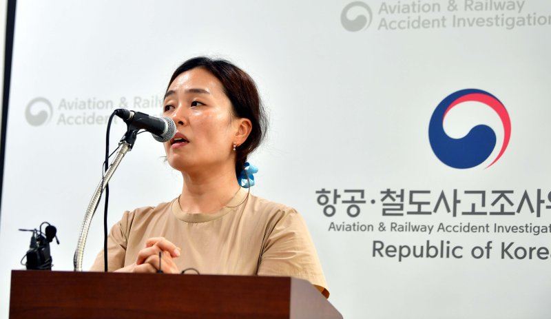 [무안=뉴시스] 이현행 기자= 19일 오후 전남 무안국제공항에서 김유진 1229 무안공항 제주항공 여객기 참사 유가족협의회 대표가 항공·철도사고조사위원회의 12·29 제주항공 여객기 참사의 엔진 사고조사 결과 브리핑에 대해 반대하는 이유를 설명하고 있다. 2025.07.19. lhh@newsis.com