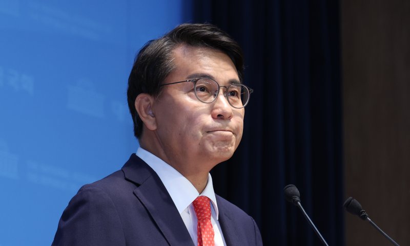 [서울=뉴시스] 김금보 기자 = 윤상현 국민의힘 의원이 24일 오전 서울 여의도 국회 소통관에서 최근 자신이 주최한 토론회 '자유공화 리셋코리아를 위하여'가 윤어게인 행사로 오해받게 된 점에 사과하는 기자회견을 하고 있다. 2025.07.24. kgb@newsis.com