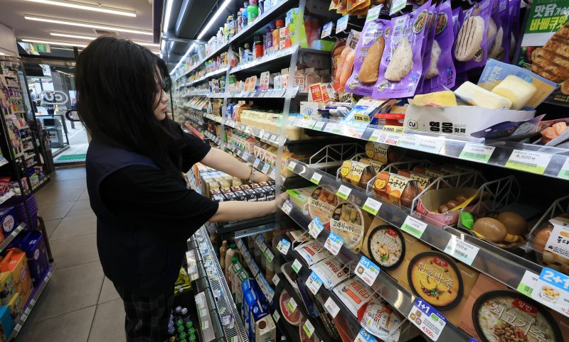 24일 서울 시내 한 편의점에서 직원이 진열된 제품을 정리하고 있다. 2025.7.24/뉴스1 ⓒ News1 김진환 기자