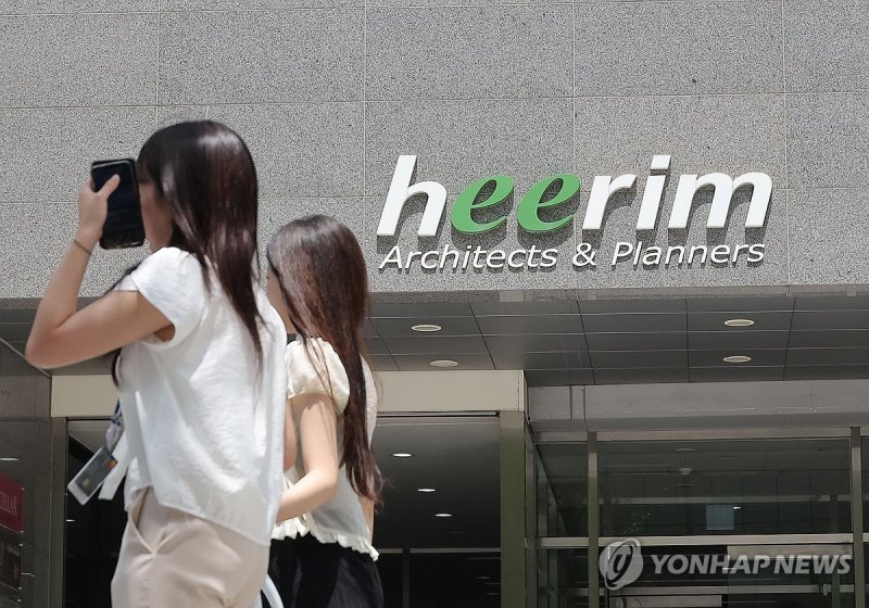 압수수색 진행 중인 희림종합건축사무소 (출처=연합뉴스)