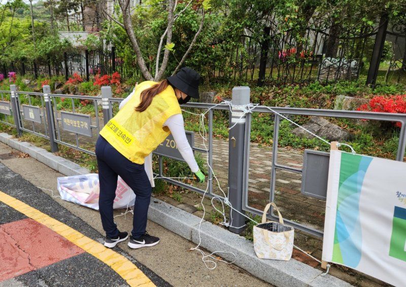광주시 광고물 단속반이 불법 현수막을 정비하고 있다.(광주시 제공. 재판매 및 DB 금지) ⓒ