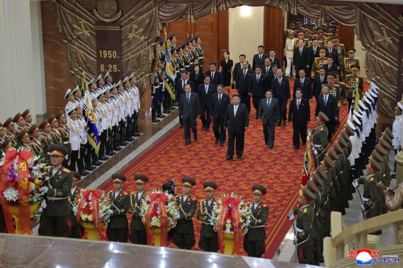 김정은 북한 국무위원장이 6·25전쟁 정전협정 체결 72주년을 하루 앞둔 지난 26일 조국해방전쟁승리기념관을 찾고 있다. 조선중앙통신/연합뉴스