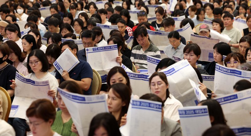 [서울=뉴시스] 지난해 7월 21일 서울 광진구 세종대학교 컨벤션센터에서 열린 종로학원 2025 대입 수시·정시 지원전략 특집 설명회에서 참석 학부모들이 입시 정보 설명을 경청하는 모습. (사진=뉴시스 DB) 2024.07.21. photo@newsis.com