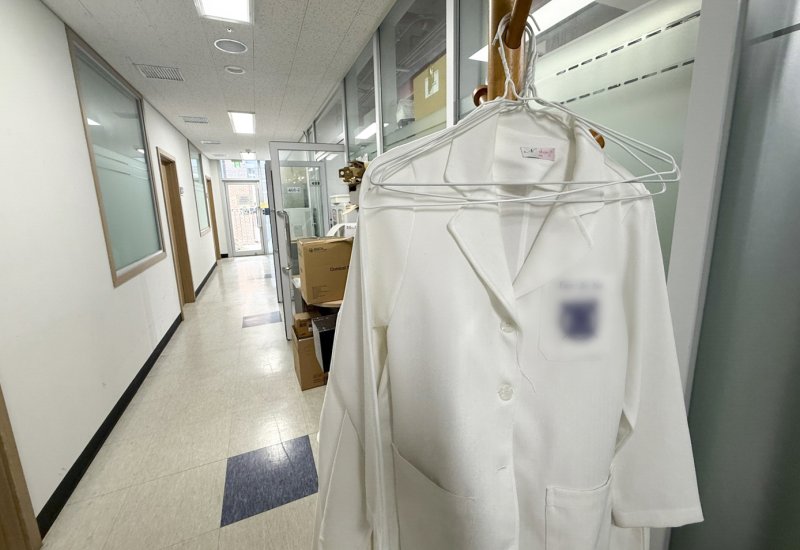 [서울=뉴시스] 김근수 기자 = 의대 증원에 반발해 학교를 떠났던 의대생이 2학기 복귀를 앞둔 가운데 지난 23일 서울 시내의 의대 실습실 앞에 흰 가운이 걸려 있다. 2024.07.23. ks@newsis.com