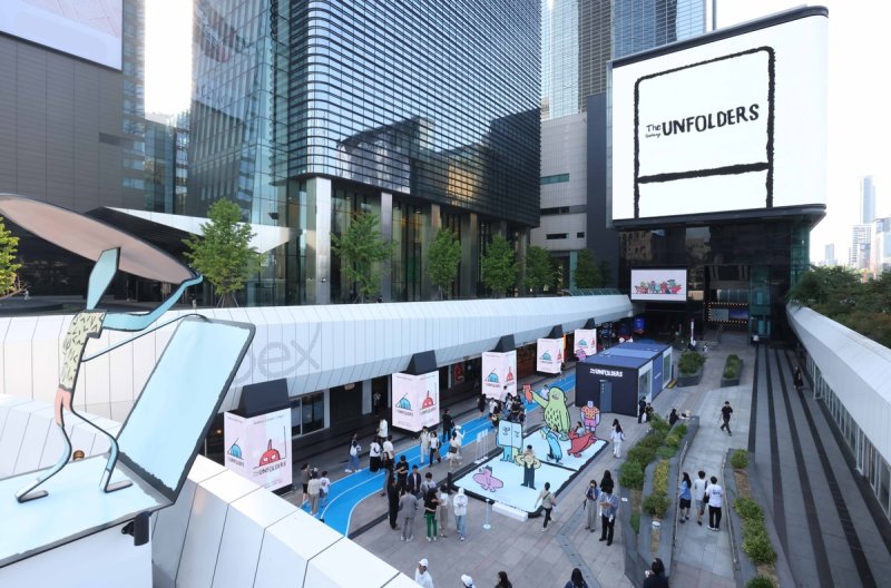 코엑스에 마련된 아티스트 장 줄리앙 협업 갤럭시 폴더블폰 체험존 (출처=연합뉴스)