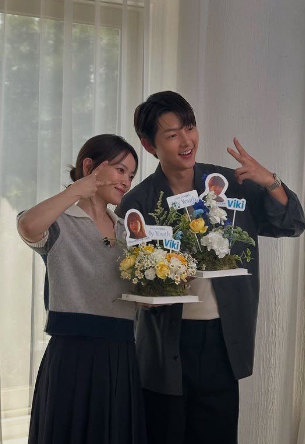 송중기·천우희, 로맨스 예고…설렘 가득 미소