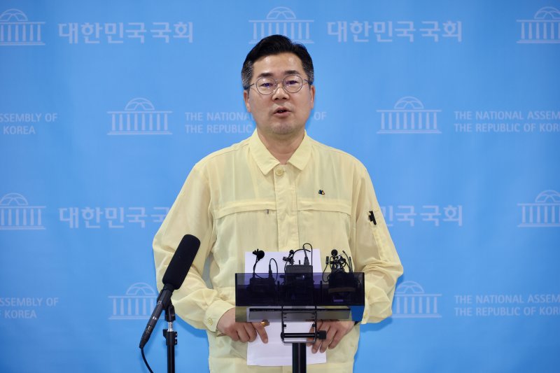 [서울=뉴시스] 조성봉 기자 = 박찬대 더불어민주당 당대표 후보가 24일 오전 서울 여의도 국회 소통관에서 검찰개혁 관련 기자회견을 마치고 취재진의 질문에 답변하고 있다.2025.07.24. suncho21@newsis.com