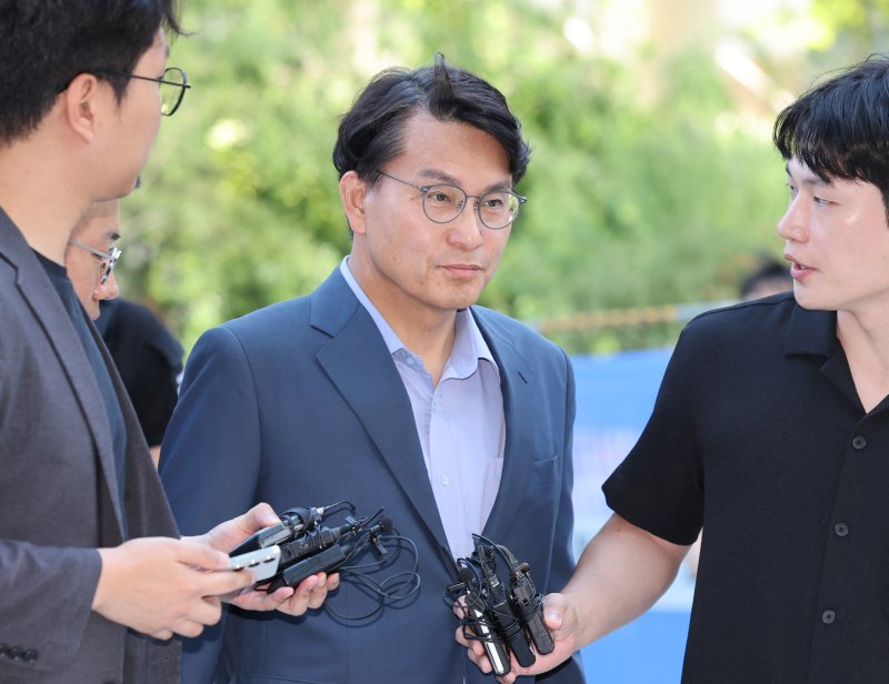 [서울=뉴시스] 배훈식 기자 = 공천 개입 의혹을 받고 있는 윤상현 국민의힘 의원이 27일 오전 서울 종로구 김건희 특검팀(특별검사 민중기) 사무실에 출석하며 취재진의 질문을 받고 있다. 2025.07.27. dahora83@newsis.com