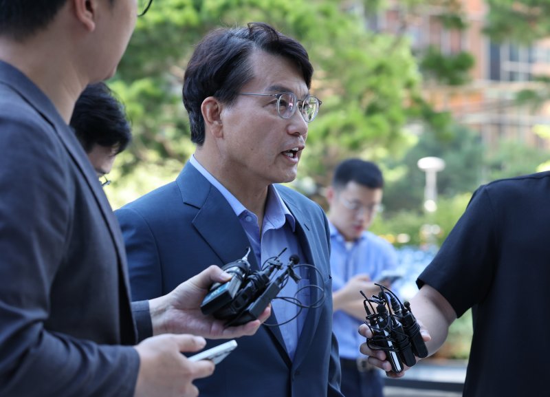 [서울=뉴시스] 배훈식 기자 = 공천 개입 의혹을 받고 있는 윤상현 국민의힘 의원이 27일 오전 서울 종로구 김건희 특검팀(특별검사 민중기) 사무실에 출석하며 취재진의 질문에 답변하고 있다. 2025.07.27. dahora83@newsis.com