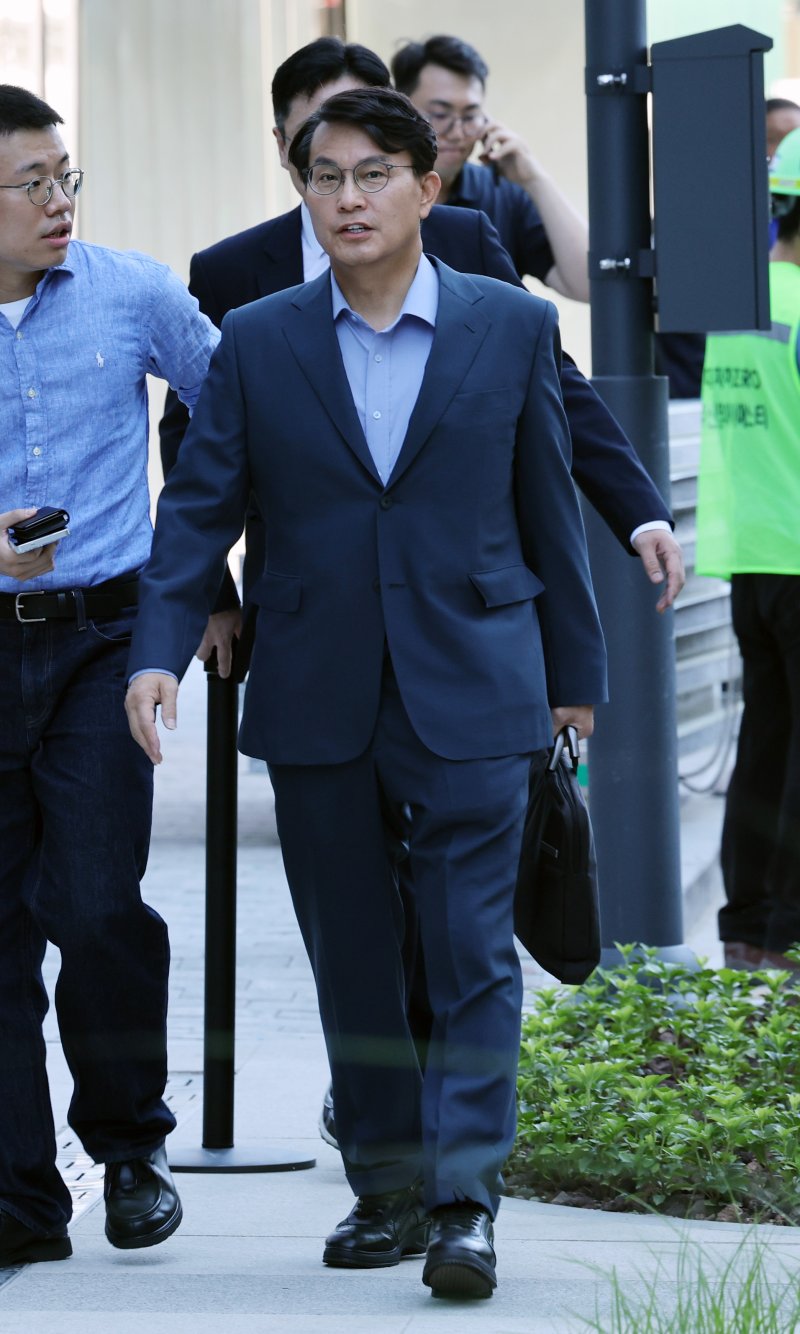[서울=뉴시스] 배훈식 기자 = 공천 개입 의혹을 받고 있는 윤상현 국민의힘 의원이 27일 오전 서울 종로구 김건희 특검팀(특별검사 민중기) 사무실에 출석하고 있다. 2025.07.27. dahora83@newsis.com