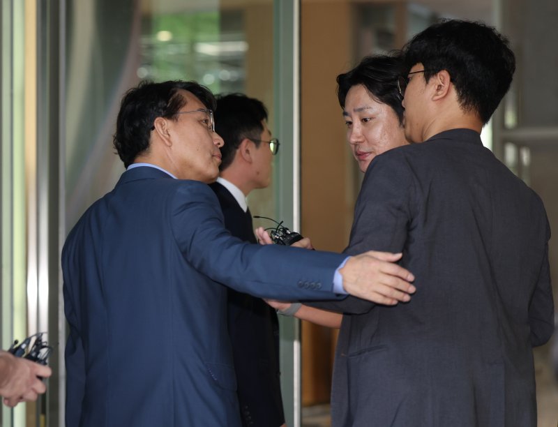 [서울=뉴시스] 배훈식 기자 = 공천 개입 의혹을 받고 있는 윤상현 국민의힘 의원이 27일 오전 서울 종로구 김건희 특검팀(특별검사 민중기) 사무실에 출석하며 취재진의 질문에 답변하고 있다. 2025.07.27. dahora83@newsis.com