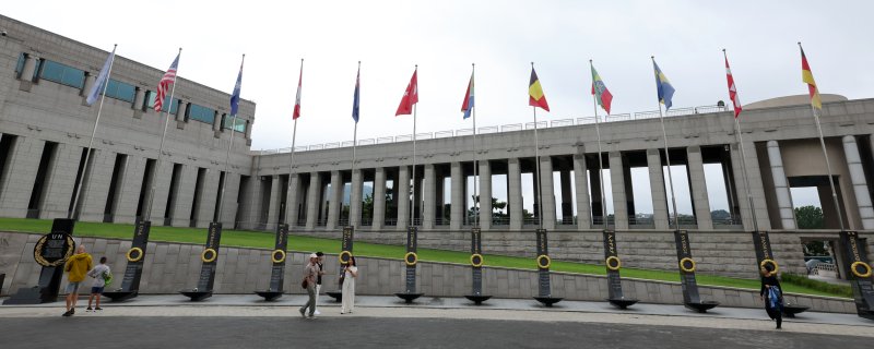 [서울=뉴시스] 배훈식 기자 = 6·25 전쟁 75주년인 25일 오후 서울 용산구 전쟁기념관을 찾은 관람객들이 6·25 전쟁 참전국 기념비를 바라보고 있다. 2025.06.25. dahora83@newsis.com