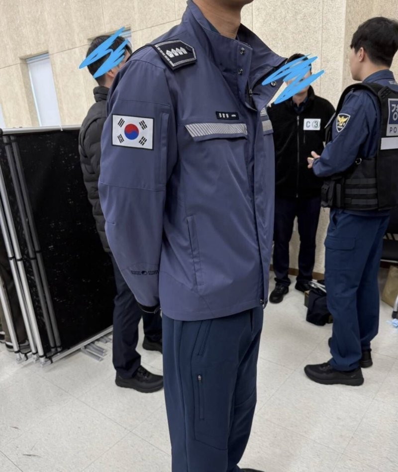 [서울=뉴시스] 경찰이 창경 80주년을 맞아 제작 중인 신형 근무복 시제품 착용 사진이 온라인상에 공개되면서 논란이 일고 있다. (사진 = 블라인드 캡처) 2025.07.27. *재판매 및 DB 금지