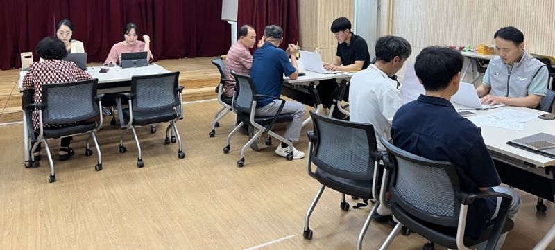 시흥시가 국민권익위원회와 함께 시민들의 고충 민원을 현장에서 직접 청취해 상담을 하고 있다. 시흥시 제공