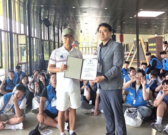지난 26일 프랑스 스포츠과학 연구소(INSEP)에서 오선택 감독(사진 앞 왼쪽)이 전북교육청 명예교사 위촉장을 받았다.(전북교육청 제공, 재판매 및 DB 금지)/뉴스1.