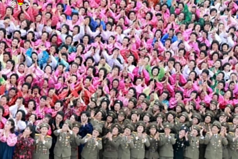 [서울=뉴시스]조선중앙TV는 김정은 북한 국무위원장이 조선민주여성동맹 제6차 대회 참가자들과 기념사진을 촬영했다고 22일 보도했다. 2016.11.22. (사진=조선중앙TV 캡쳐) photo@newsis.com