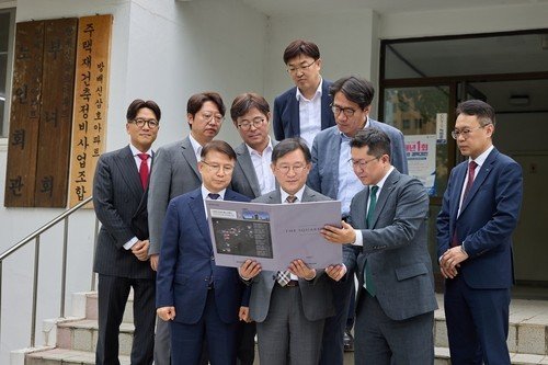 방배신삼호 시공사 결정 앞두고 현장 방문한 HDC현산 정경구 사장(맨앞줄 가운데) (출처=연합뉴스)