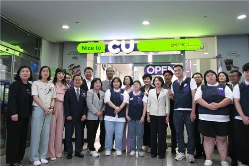 지난 25일 경기도 성남 한국국제협력단(KOICA) 본관에서 열린 개소식에서 민승배 BGF리테일 대표(왼쪽에서 6번째)와 주요 관계자들이 모여 기념 사진을 촬영하고 있다. BGF리테일 제공