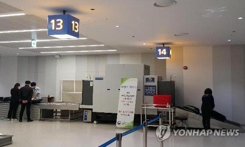 "해외여행서 귀국할 때 망고·육포는 두고 오세요" (출처=연합뉴스)