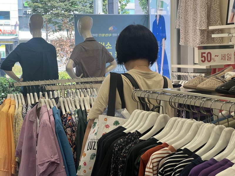 "꽁돈 생겨서 옷사러 왔어요"..소비쿠폰 일주일, 뭐샀나 봤더니 [르포]