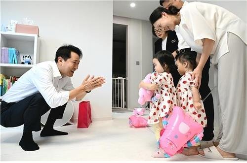 신혼부부 공공임대주택 '미리내집' 입주자 가족을 만난 오세훈 서울시장 (출처=연합뉴스)