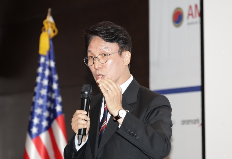[서울=뉴시스] 청사사진기자단 = 김민석 국무총리가 22일 오후 서울 영등포구 콘래드서울 호텔에서 열린 주한미국상공회의소 (AMCHAN KOREA) 세미나에 참석해 기조연설을 하고 있다. 2025.07.22. photo@newsis.com