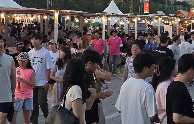 23회 세종 조치원 복숭아축제장에 마련된 식당. / 뉴스1
