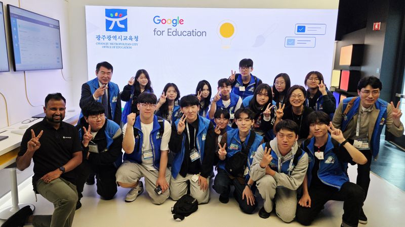 이정선 광주광역시교육감(사진 맨 뒷줄 왼쪽 끝)이 지난 25일(현지시간) 샌프란시스코 구글 베이뷰 캠퍼스에서 '2025 디지털 리더 글로벌 현장 학습'에 참여 중인 광주 학생들과 기념촬영을 하고 있다. 광주광역시교육청 제공