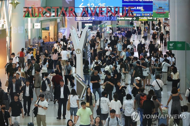휴가철 여행객으로 인천공항 면세점도 '북적' (출처=연합뉴스)