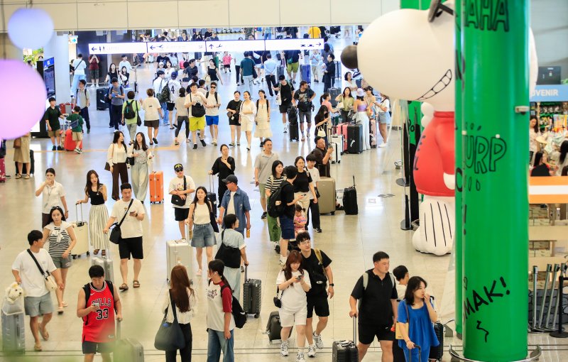[제주=뉴시스] 우장호 기자 = 본격적인 여름 휴가철이 시작된 지난 25일 오전 제주국제공항 1층 도착장 대합실이 이용객으로 붐비고 있다. 2025.07.25. woo1223@newsis.com