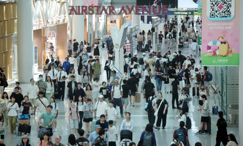 본격적인 여름 휴가철이 시작된 27일 오전 인천국제공항 1터미널 면세구역이 해외여행을 떠나는 여행객들로 북적이고 있다. 2025.7.27/뉴스1 ⓒ News1 김진환 기자