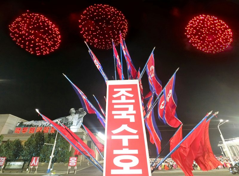 (평양 노동신문=뉴스1) = 북한 노동당 기관지 노동신문은 27일 조국해방전쟁(한국전쟁)승리 72돌을 경축하는 평양시 청년학생들의 야회가 26일 김일성광장에서 진행됐다고 보도했다. [국내에서만 사용가능. 재배포 금지. DB 금지. For Use Only in the Republic of Korea. Redistribution Prohibited] rodongphoto@news1.kr