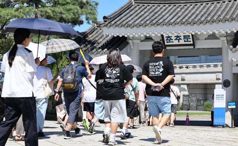 청와대 관람 일시 종료를 앞두고 마지막 주말인 27일 서울 종로구 청와대 춘추문으로 관람객들이 입장하고 있다. 이재명 대통령이 청와대를 집무 공간으로 다시 활용하기로 하면서, 청와대는 오는 31일까지 제한적으로 관람을 허용한 뒤 다음 달부터 일반 관람을 중단할 예정이다. 2025.7.27/뉴스1 ⓒ News1 김도우 기자