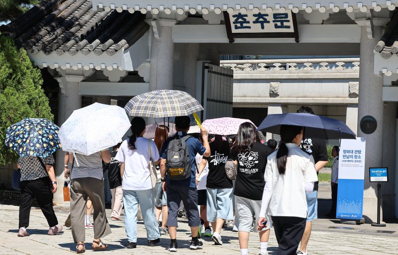 청와대 관람 일시 종료를 앞두고 마지막 주말인 27일 서울 종로구 청와대 춘추문으로 관람객들이 입장하고 있다. 2025.7.27/뉴스1 ⓒ News1 김도우 기자