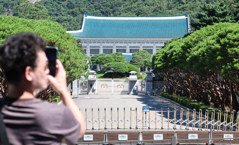 청와대 관람 일시 종료를 앞두고 마지막 주말인 27일 서울 종로구 청와대 앞에서 시민들이 지나고 있다. 2025.7.27/뉴스1 ⓒ News1 김도우 기자