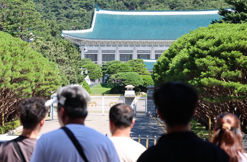 청와대 관람 일시 종료를 앞두고 마지막 주말인 27일 서울 종로구 청와대 앞에서 시민들이 지나고 있다. . 2025.7.27/뉴스1 ⓒ News1 김도우 기자