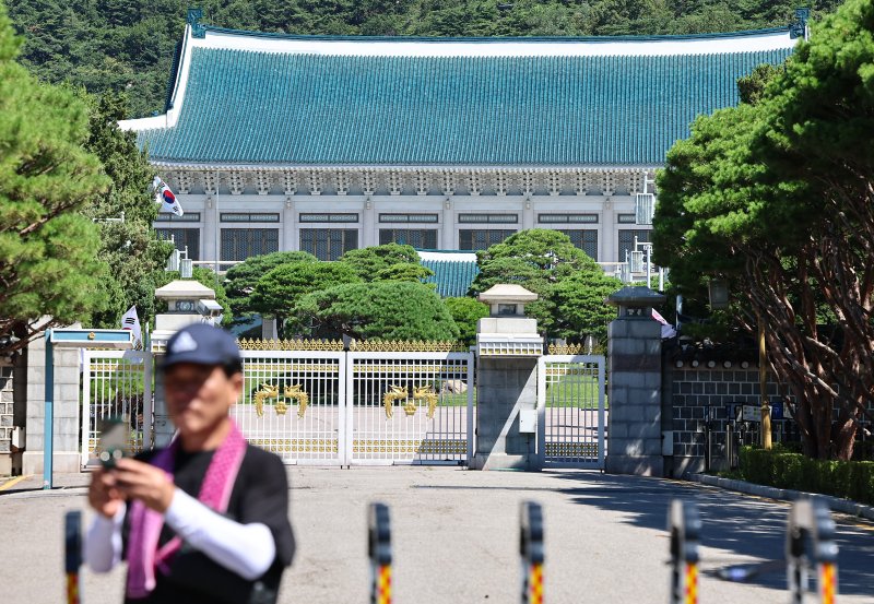 청와대 관람 일시 종료를 앞두고 마지막 주말인 27일 서울 종로구 청와대 앞에서 시민들이 촬영을 하고 있다. 2025.7.27/뉴스1 ⓒ News1 김도우 기자