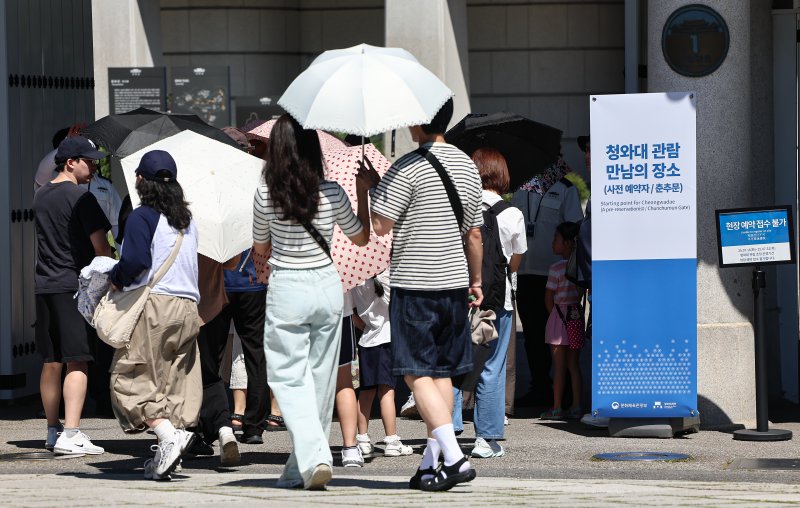 청와대 관람 일시 종료를 앞두고 마지막 주말인 27일 서울 종로구 청와대 춘추문으로 관람객들이 입장하고 있다. 2025.7.27/뉴스1 ⓒ News1 김도우 기자