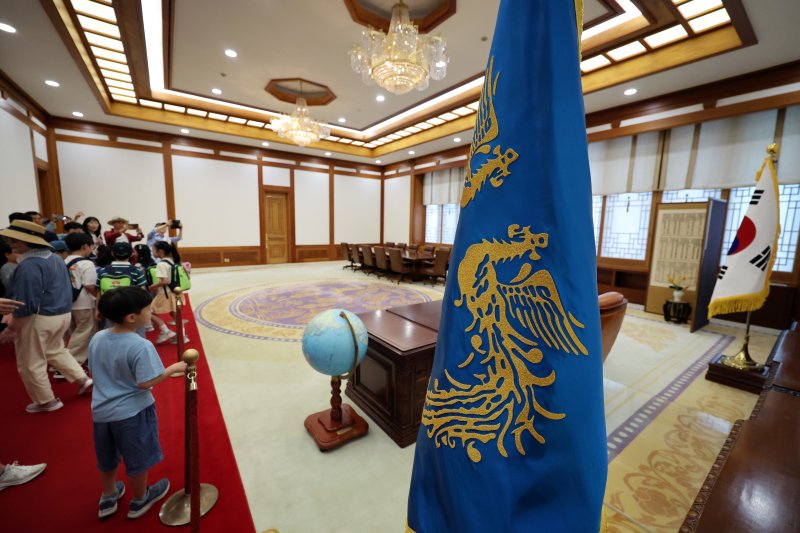 제21대 대통령 선거 투표일인 3일 서울 종로구 청와대에서 관람객들이 경내를 둘러보고 있다. 2025.6.3/뉴스1 ⓒ News1 황기선 기자