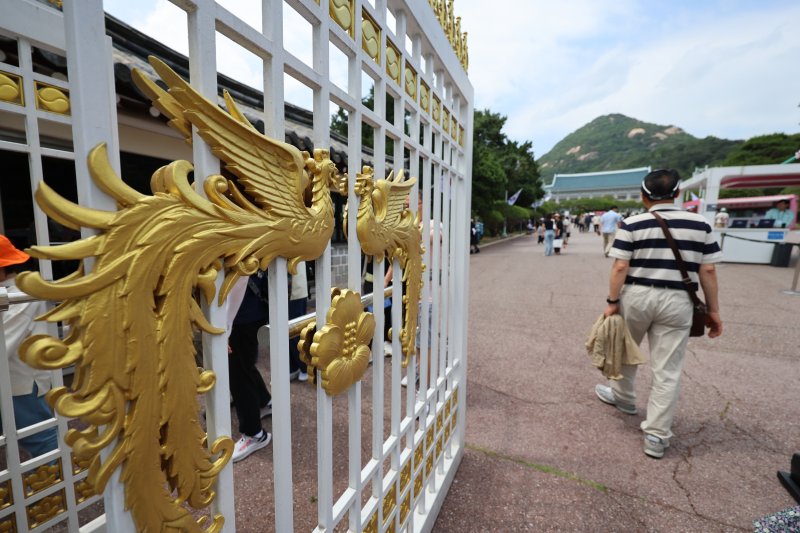 제21대 대통령 선거 투표일인 3일 서울 종로구 청와대에서 관람객들이 경내를 둘러보고 있다. 2025.6.3/뉴스1 ⓒ News1 황기선 기자