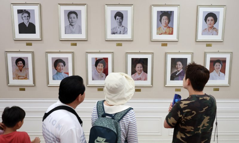 제21대 대통령 선거 투표일인 3일 서울 종로구 청와대에서 관람객들이 역대 영부인 초상화를 살펴보고 있다. 2025.6.3/뉴스1 ⓒ News1 황기선 기자